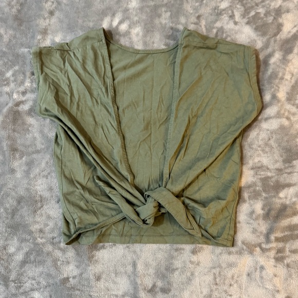 Wilfred Olive Tie-Front Crop Top

#1240 - Picture 1 of 5